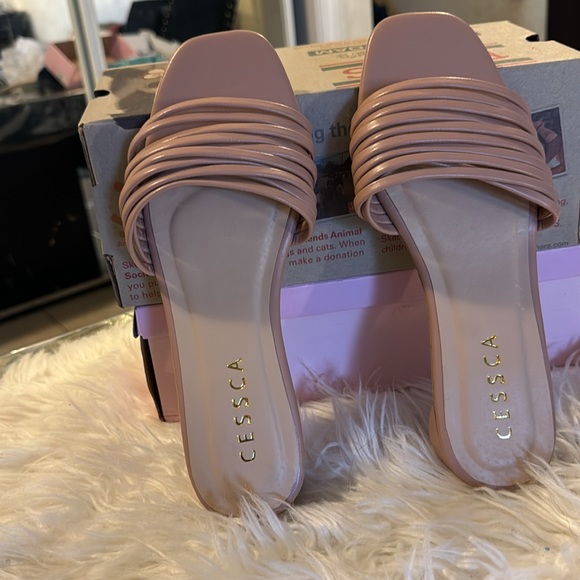 LOW HEEL SLIPPERS NEW NEVER WORN - Picture 2 of 3